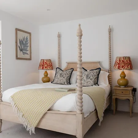 בית נופש Gilbertson House-york-luxury-sleeps 7 With Hot Tub יורק