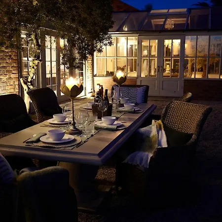 Gilbertson House-york-luxury-sleeps 7 With Hot Tub *