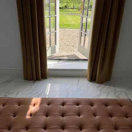 Gilbertson House-york-luxury-sleeps 7 With Hot Tub * יורק