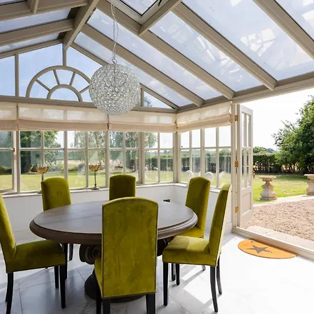 בית נופש Gilbertson House-york-luxury-sleeps 7 With Hot Tub יורק