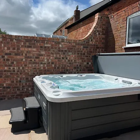 בית נופש Gilbertson House-york-luxury-sleeps 7 With Hot Tub