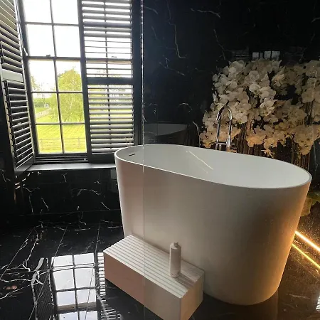 בית נופש Gilbertson House-york-luxury-sleeps 7 With Hot Tub *