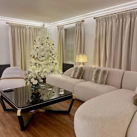 בית נופש Gilbertson House-york-luxury-sleeps 7 With Hot Tub יורק