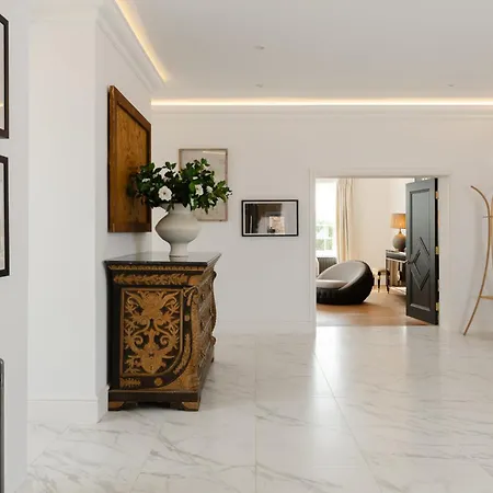 Gilbertson House-york-luxury-sleeps 7 With Hot Tub Holiday home