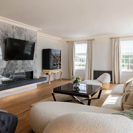 Gilbertson House-york-luxury-sleeps 7 With Hot Tub York