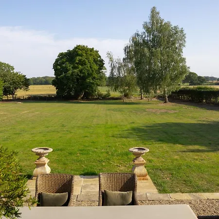 Gilbertson House-york-luxury-sleeps 7 With Hot Tub *