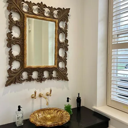 Gilbertson House-york-luxury-sleeps 7 With Hot Tub *